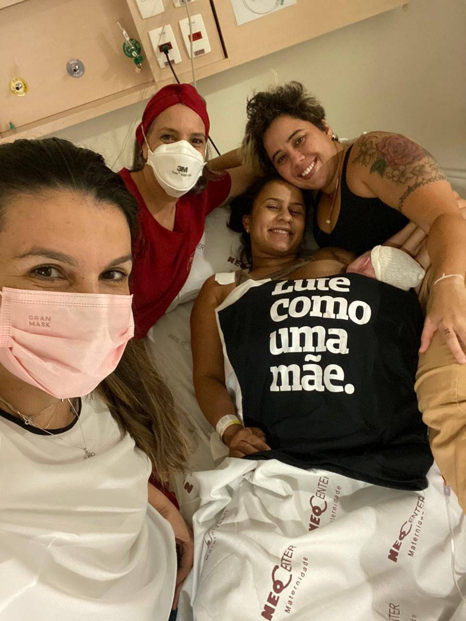 Filha de casal homoafetivo que fez ensaio fotográfico com bandeira do orgulho LGBTQI+ nasce em BH