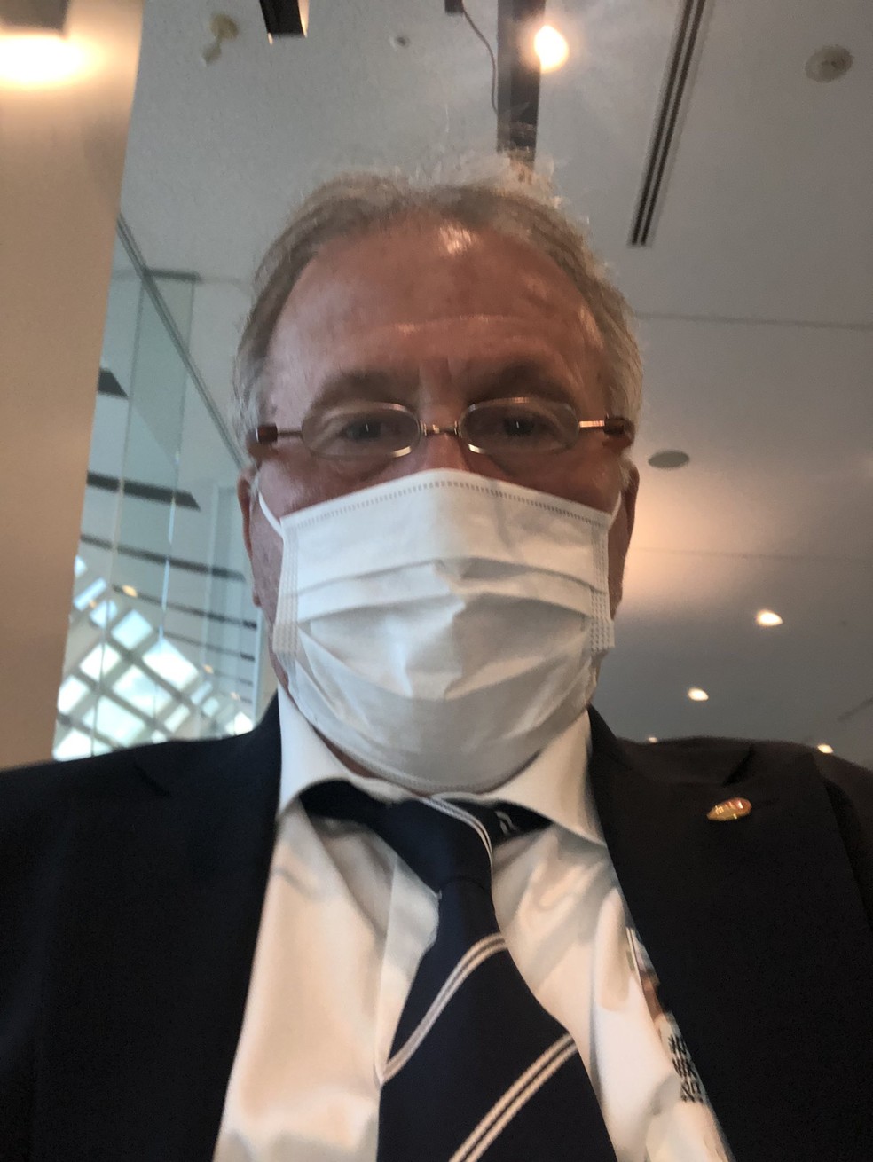 Zico  de máscara quando viajou do Japão para o Brasil — Foto: Reprodução/Twitter