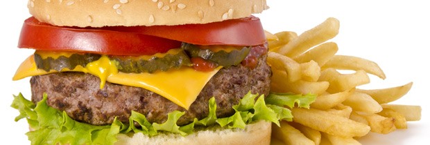 Hambúrguer e batatas fritas: ironicamente, a refeição com menos calorias do dia (Foto: Think Stock)