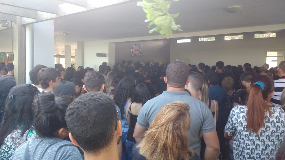 Capela de cemitério na parte alta de Maceió ficou lotada para o último adeus à adolescente — Foto: Arlindo Eusébio/TV Gazeta