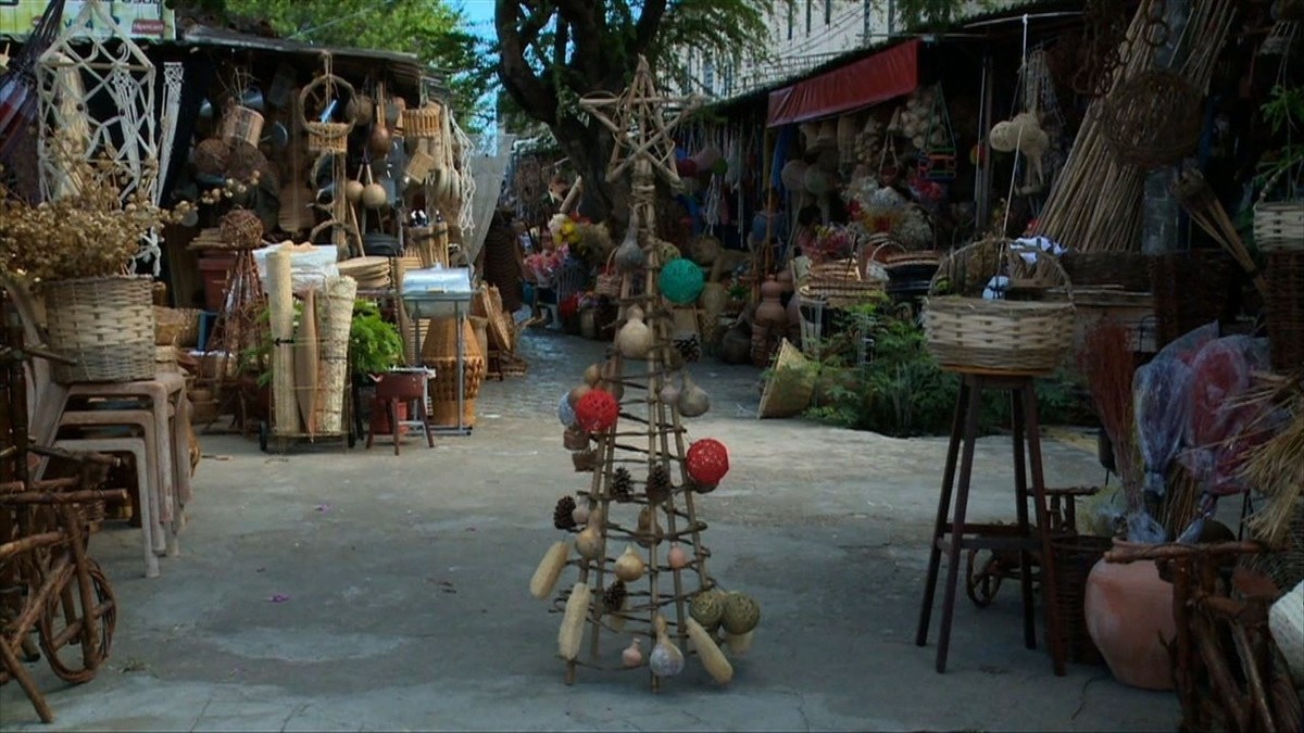 Artesão alagoano ensinar a fazer árvore de natal com bambu e cipó | Alagoas  | G1