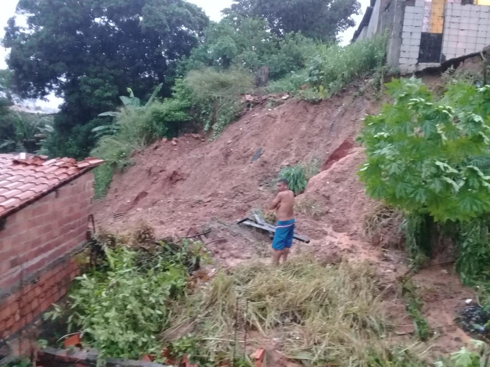 Residências foram atingidas em deslizamento no bairro Sacavém.  — Foto: Douglas Pinto/ TV Mirante 