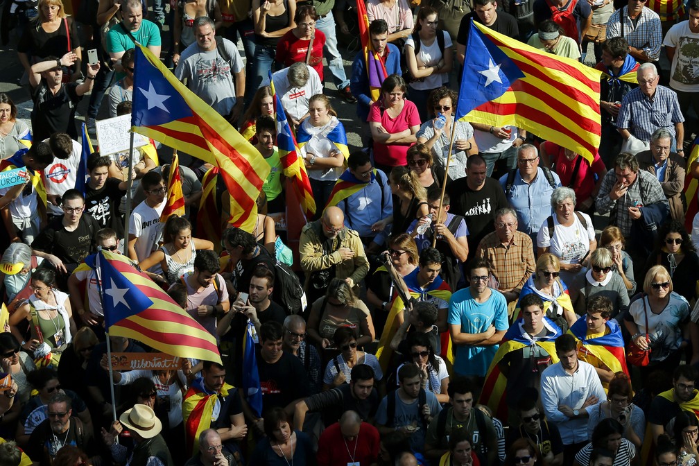 Apoiadores da independência se reúnem na porta do Parlamento Catalão (Foto: Pau Barren/AFP)