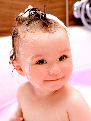 menina; banho; xampu (Foto: Shutterstock)