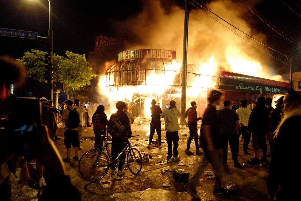 Manifestantes queimam loja perto de delegacia em Minneapolis — Foto: Adam Bettcher / Reuters