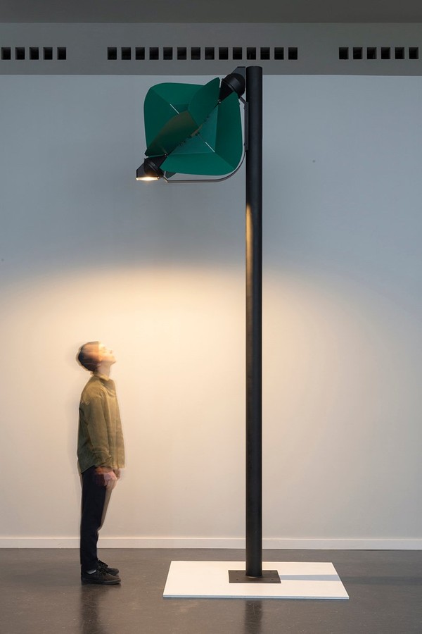 Estudante cria poste de luz com turbina eólica que é autossuficiente em energia (Foto: Tobias Trübenabacher)