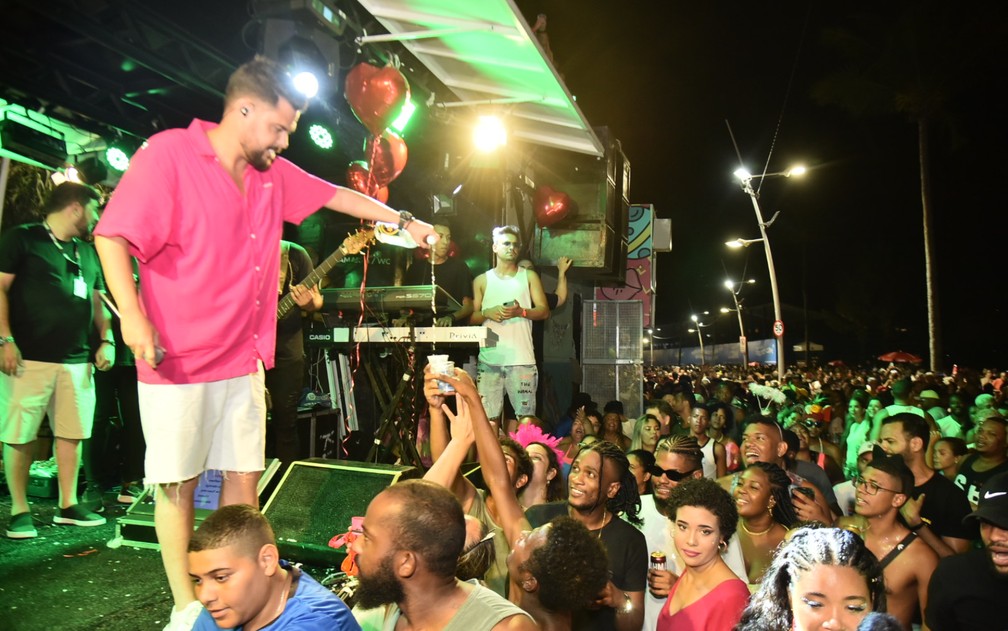 Público acompanha apresentação de Kart Love no pré-carnaval de Salvador — Foto: Max Haack/Ag Haack