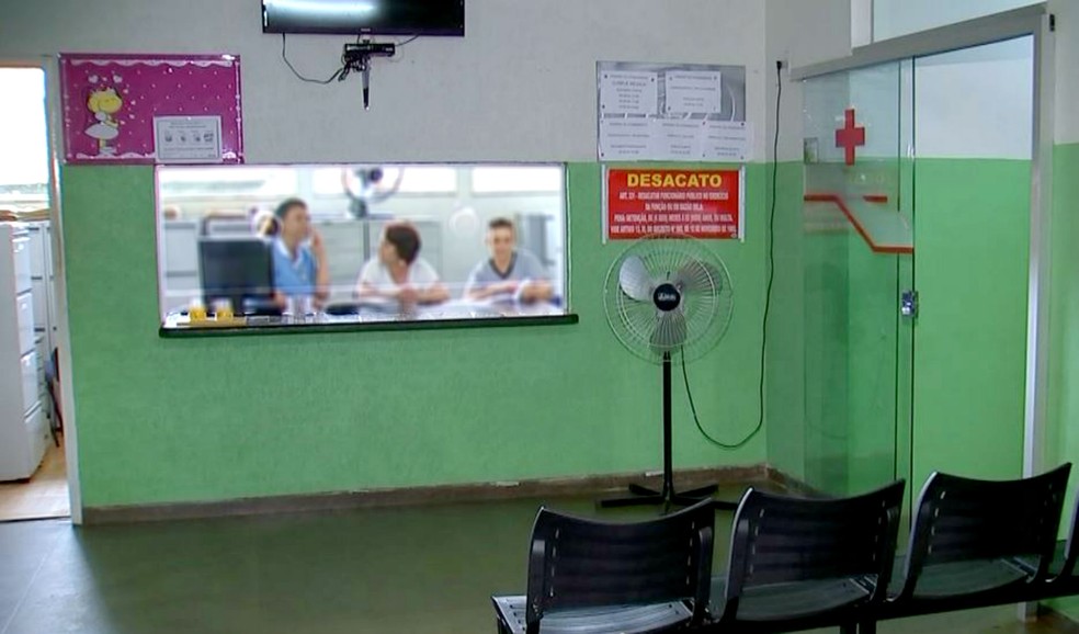 Pacientes de Avaí, que ficou sem médicos após saída de cubanos, só conseguem medir a pressão — Foto: TV TEM/Reprodução