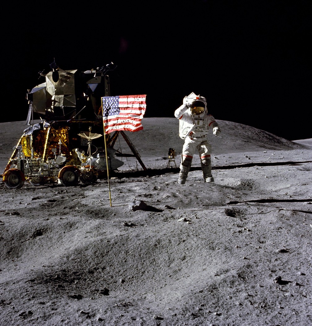 Resultado de imagem para Morre John Young, astronauta pioneiro em caminhadas espaciais