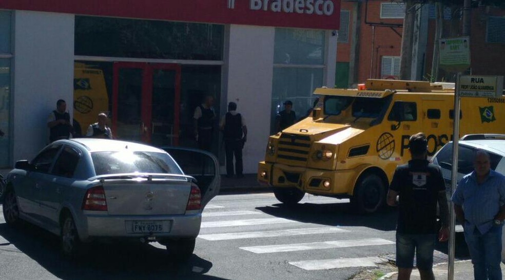 LadrÃµes chegaram no banco de Pedreira em um veÃ­culo Astra armados com fuzis (Foto: PolÃ­cia Militar/DivulgaÃ§Ã£o)