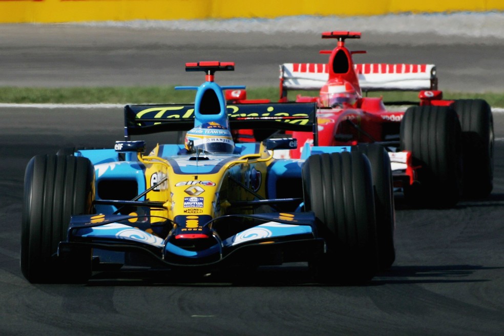 Alonso resistiu a Schumacher na Turquia, em 2006 — Foto: Getty Images