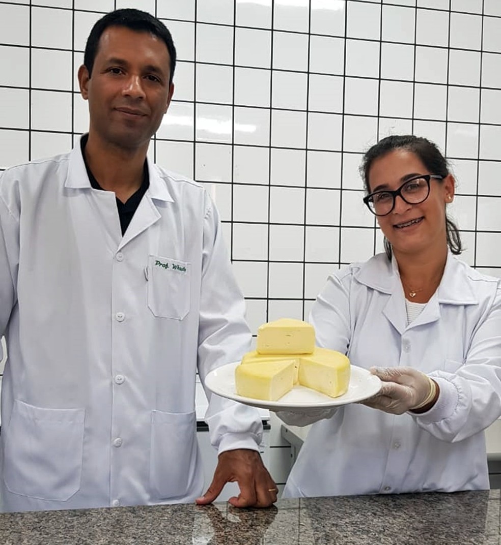 Os pesquisadores Whasley e Rafaela desenvolvem tecnologia que usa leveduras para melhorar queijos. — Foto: Divulgação Ufla / Sérgio Augusto