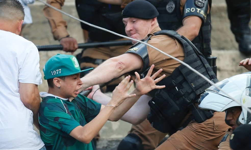 Crianças na arquibancada se assustaram com a confusão e a briga — Foto: Hedeson Alves/Gazeta do Povo
