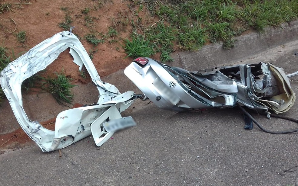 Um dos 4 carros envolvidos no acidente que deixou 3 mortos na Castello Branco nesse domingo (22) — Foto: Leandro Matozo/GloboNews