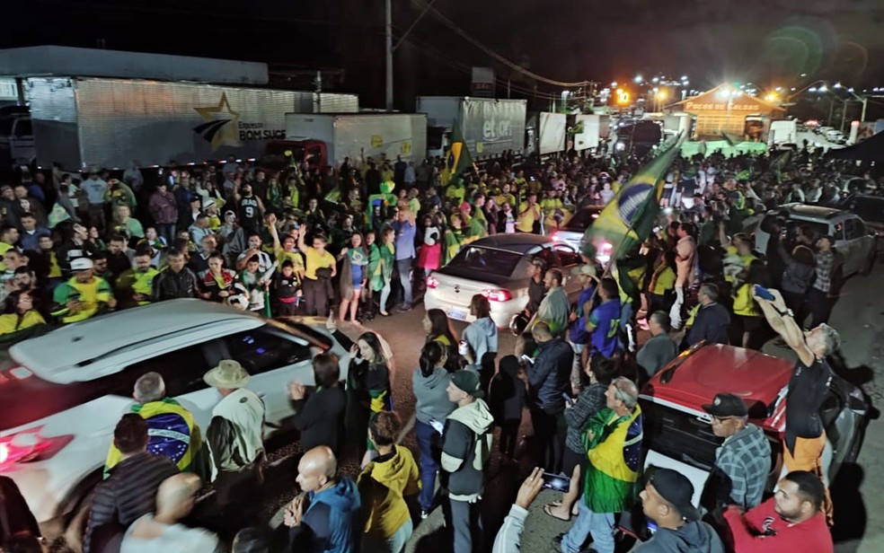 Manifestantes fazem ato a favor de Jair Bolsonaro no Marco Divisório, em Poços de Caldas — Foto: Marcos Corrêa