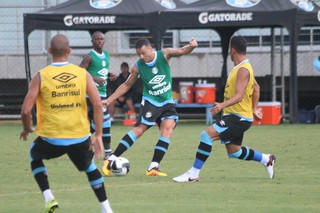 Roger promove treino técnico e monta equipe reserva reforçada por Grohe