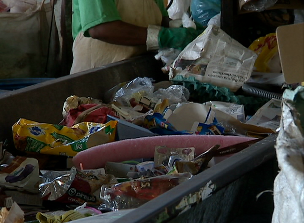 Coleta seletiva de lixo (Foto: Reprodução/TV Fronteira)