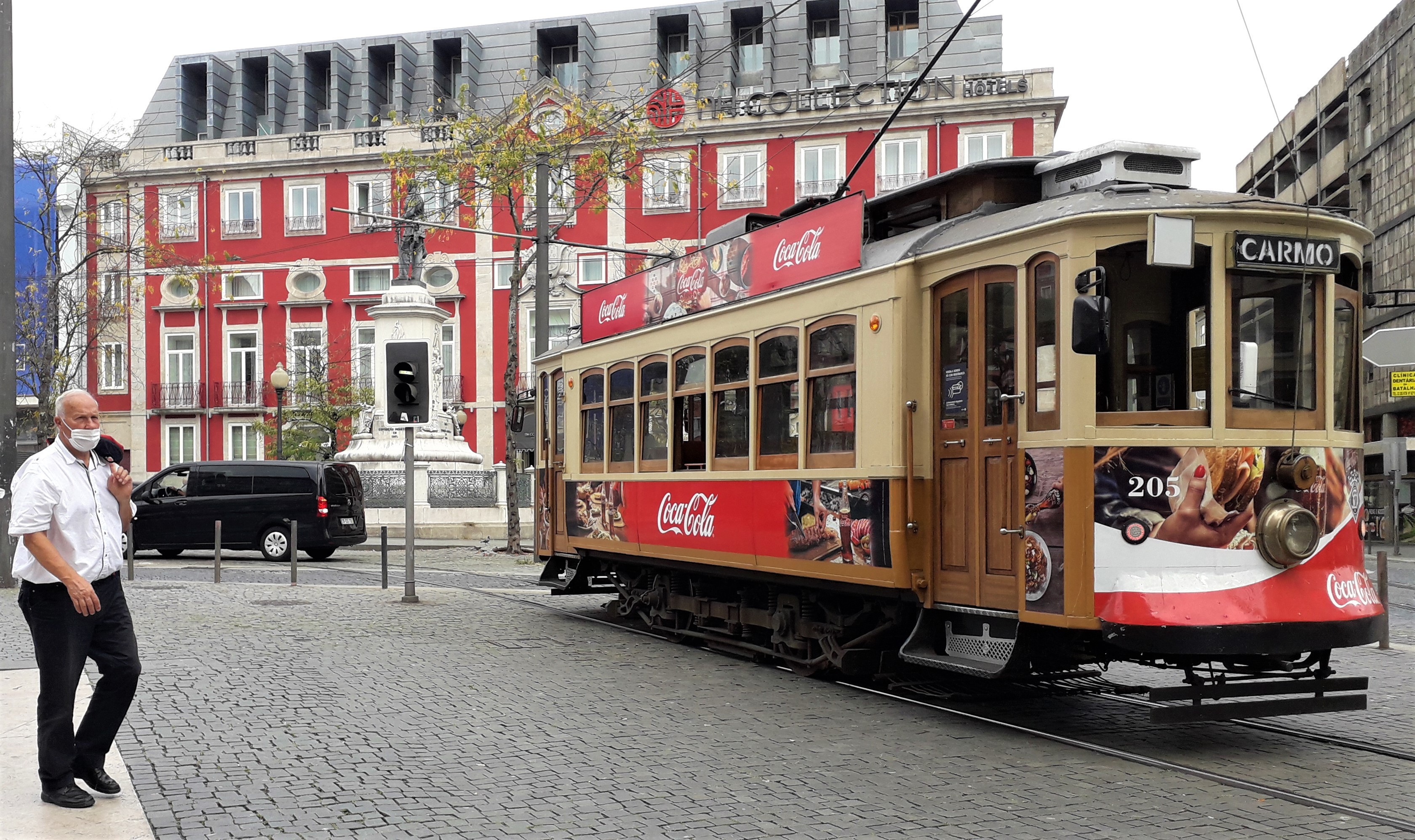 Bondinho cruza a Praça da Batalha, no Porto