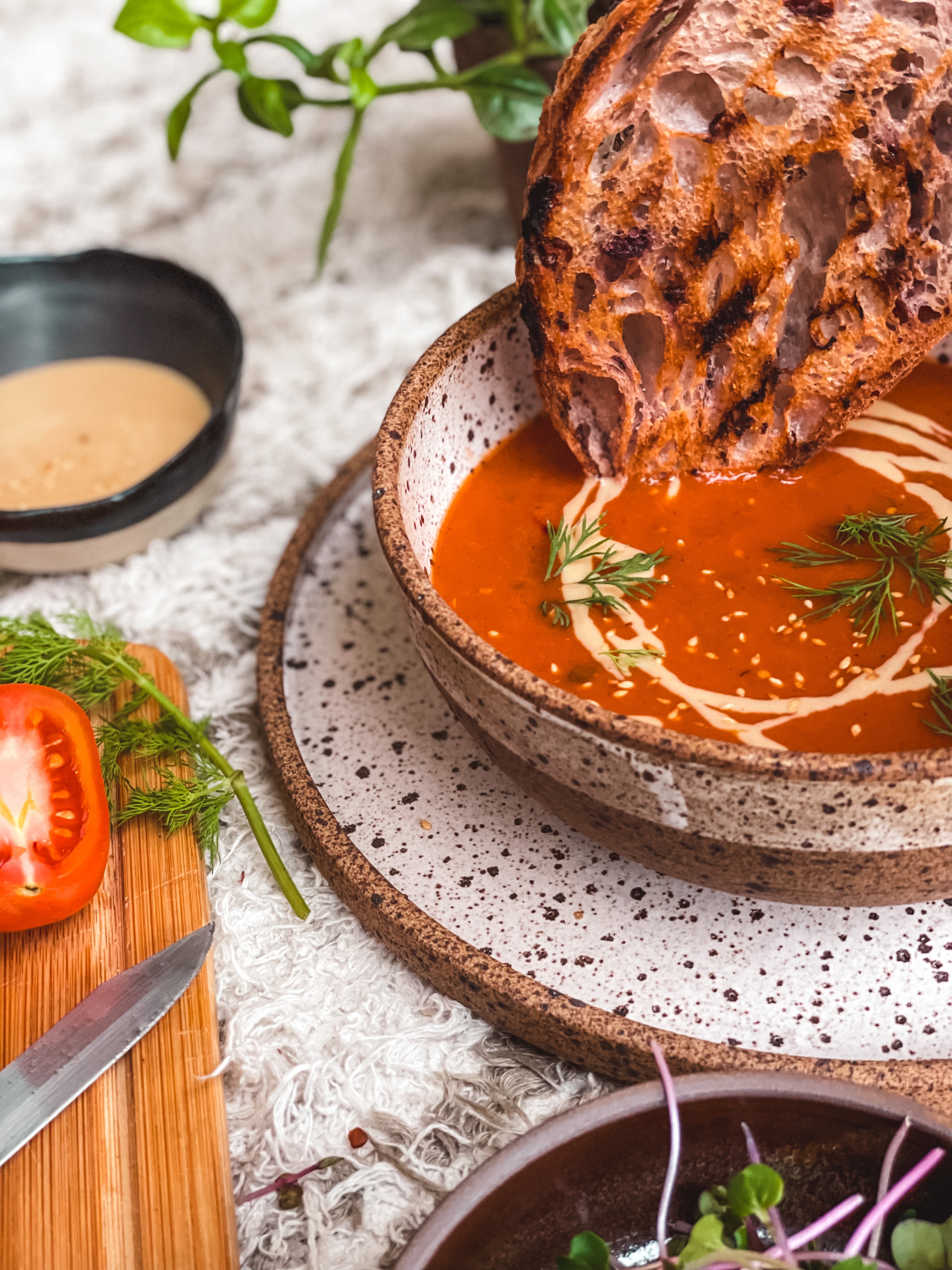 Receita de sopa de tomate assado, tahine e endro fica pronta em meia hora (Foto: Divulgação)