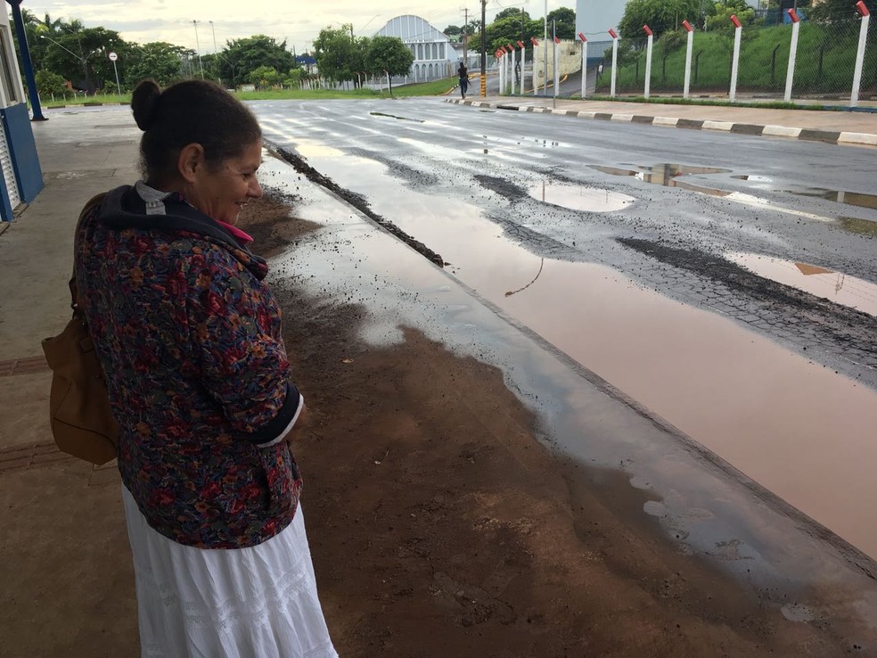Água acumulada prejudica o embarque e o desembarque de passageiros no Terminal Urbano (Foto: Valmir Custódio/G1)