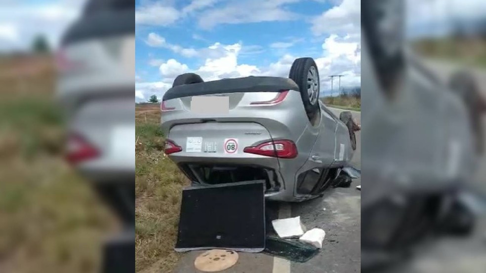 Veículo capotou no acostamento da rodovia CE-375, no Ceará — Foto: Arquivo pessoal