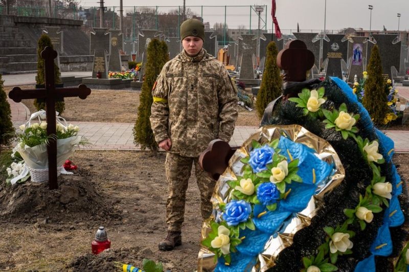 Vadym Yarovenko viajou sozinho para ver o enterro do seu amigo. Ele está aguardando sua vez de ser convocado (Foto: BBC News)