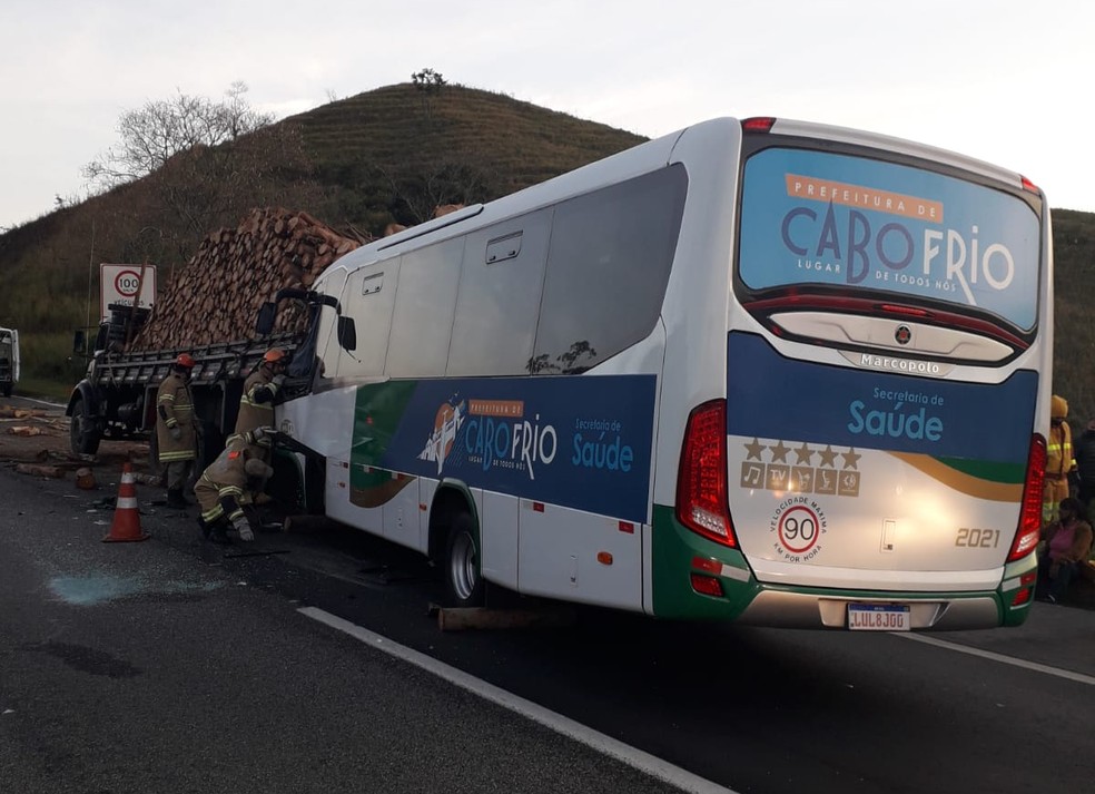 Ônibus levava pacientes de Cabo Frio, RJ, para tratamento no Rio de Janeiro; motorista morreu — Foto: Reprodução/Redes sociais