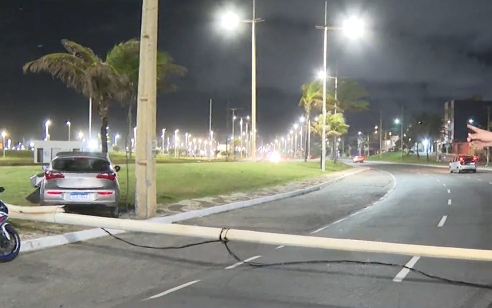 Carro atingiu e derrubou poste em Salvador — Foto: Reprodução/TV Bahia
