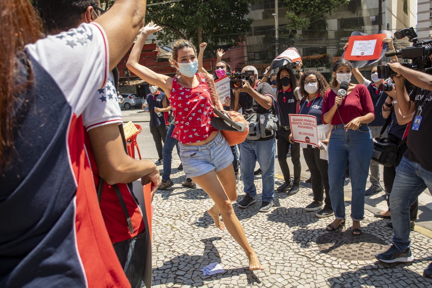 Candidata chega correndo e descalça próximo ao horário de fechar o portão na UerjAgência O Globo