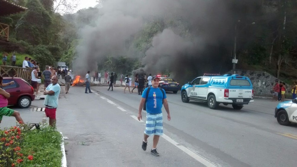 Moradores protestam na Rio-Santos, em Garatucaia (Foto: Arquivo pessoal)