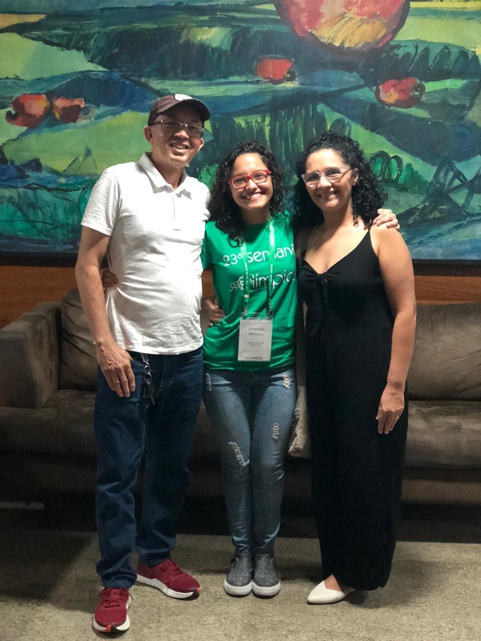 A estudante Jamile Falcão com seus pais (Foto: Divulgação)