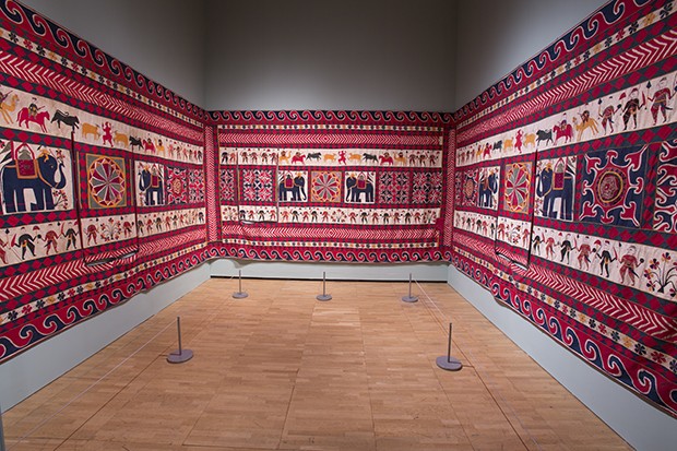 Twenty years ago, this early 20th-century cotton appliqué wall-hanging from Gujarat was found dumped on a New York pavement in Brooklyn and now sits in the Fabric of India exhibition  (Foto: Fabric of India Victoria & Albert Museum )