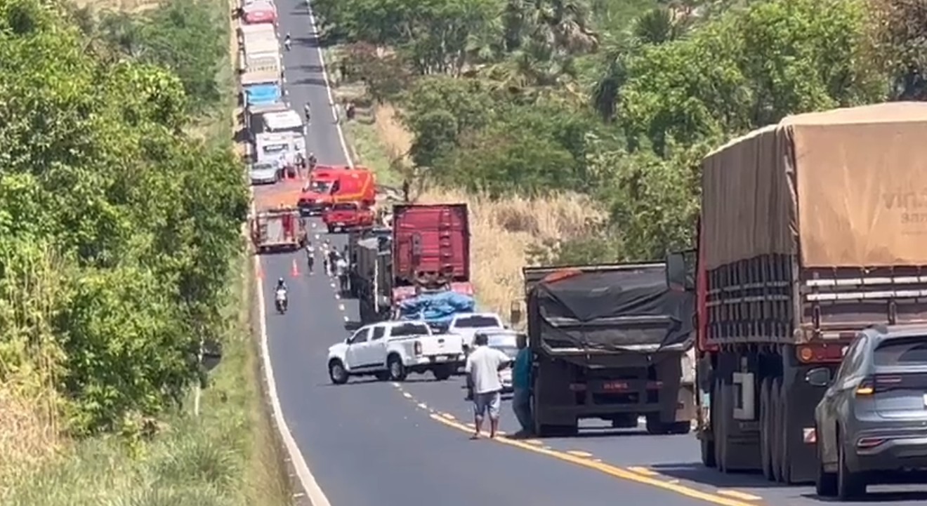 Batida entre carro e caminhão deixa feridos e interdita trecho da MGC-497, em Uberlândia