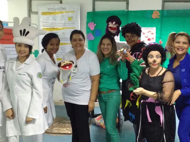Servidoras do Hospital Regional do Gama fantasiadas para orientar sobre importância de higienização das mãos. (Foto: Sandra Amorim/Divulgação)