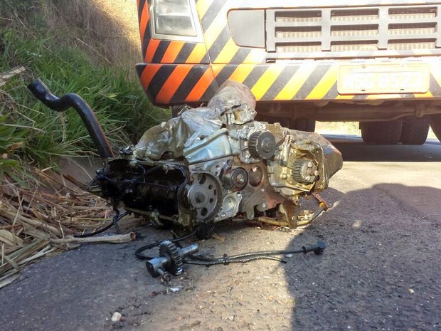 Motor de um dos carros foi lançado cerca de 50 metros longe após batida em Ipeúna (Foto: Eduardo Sozzo/EPTV)