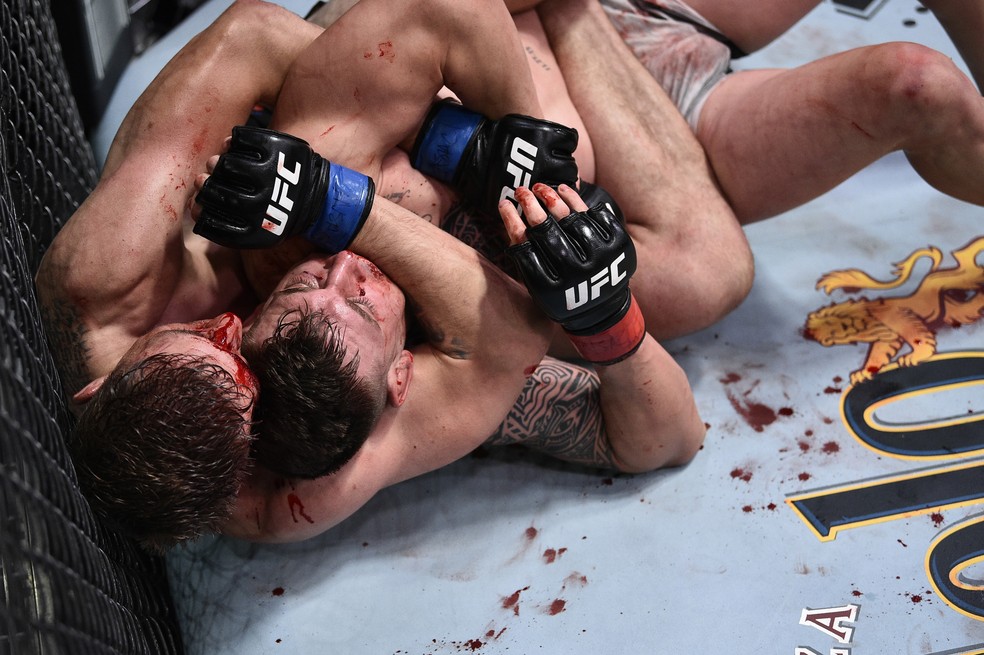 Kyle Daukaus e Brendan Allen fizeram uma luta muito disputada no UFC: Poirier x Hooker — Foto: Getty Images