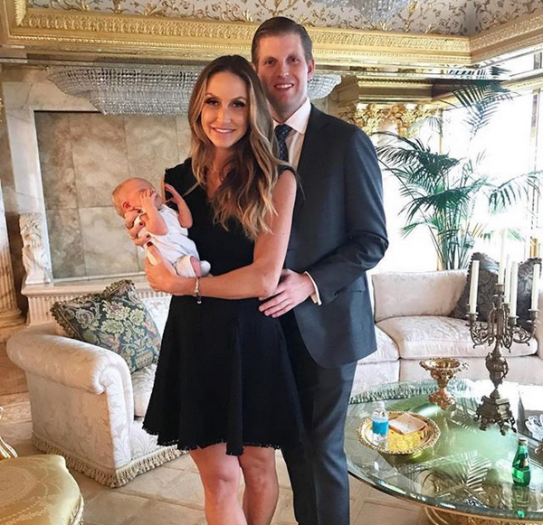 O netinho de Donald Trump, Luke Trump, com seus pais, Eric e Lara Trump (Foto: Instagram)