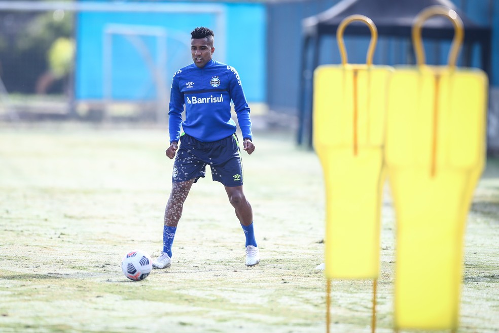 Fora dos últimos dois jogos do Grêmio, Cortez recebe sondagem do Bahia