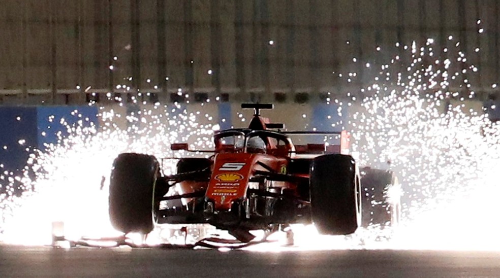 Sebastian Vettel teve a asa quebrada durante a prova no Barein — Foto: Reuters