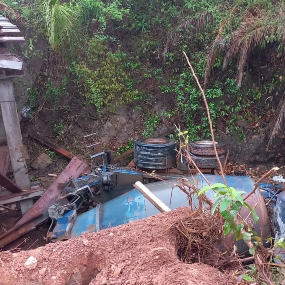 Caminhão carregado de concreto foi responsável pela queda da ponte de madeira — Foto: Reprodução