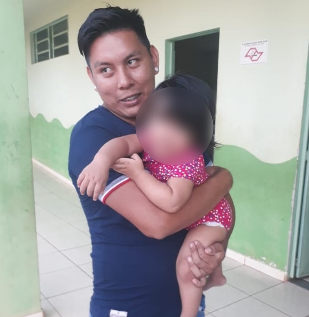 Criança, atualmente com 1 ano, e o pai. — Foto: Arquivo pessoal