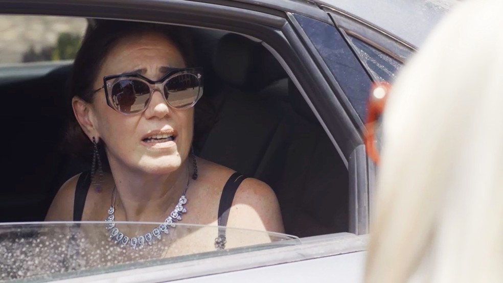 Valentina (Lilia Cabral) fica em choque com a atitude de Marilda (Letícia Spiller) na novela 'O Sétimo Guardião' — Foto: TV Globo