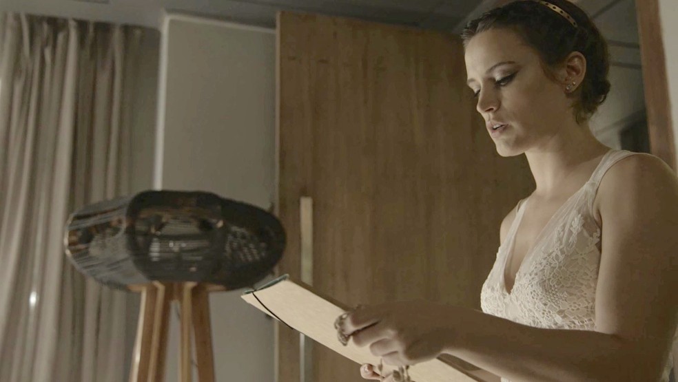 Clara apenas diz que o que tem dentro da pasta não devia estar ali (Foto: TV Globo)