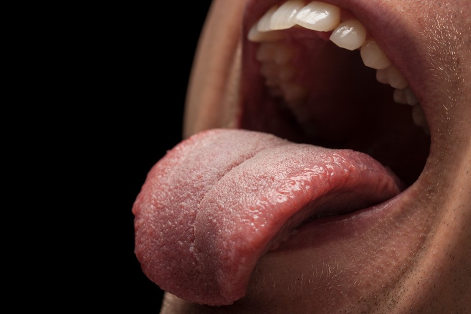 Raspadores de língua são projetados para raspar aquele revestimento descolorido e frequentemente malcheiroso
