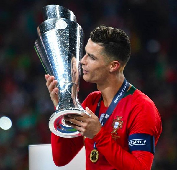 O craque Cristiano Ronaldo com o troféu da Liga das Nações vencida por Portugal (Foto: Instagram)