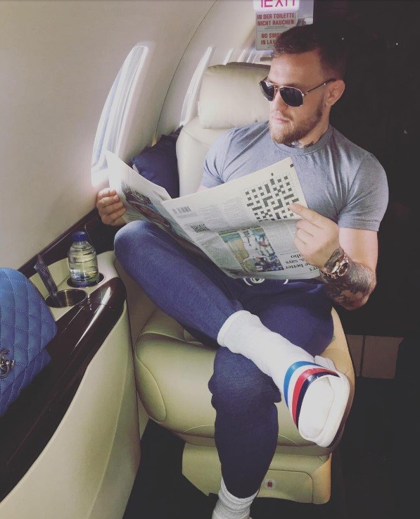 McGregor 'lê' jornal a bordo do seu jatinho