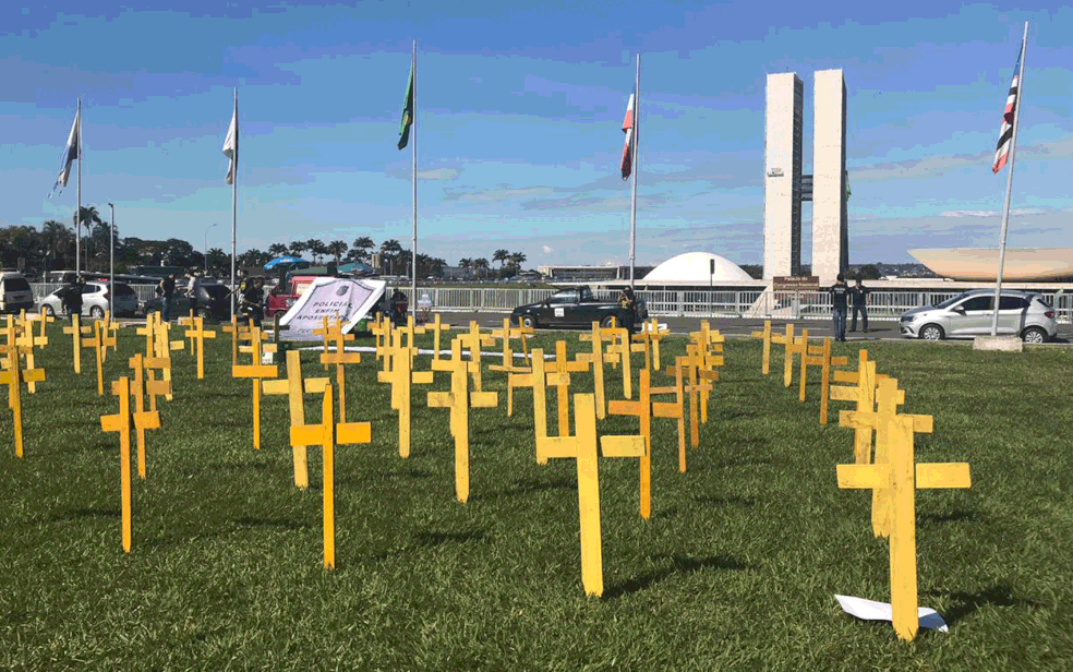 Policiais civis colocaram cruzes no gramado, em frente ao Congresso Nacional, em protesto contra a Reforma da Previdência — Foto: Afonso Ferreira/G1