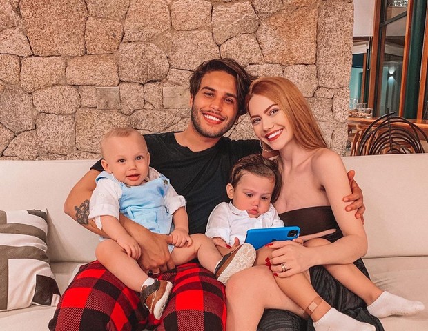 Sarah Pôncio e família (Foto: Reprodução/Instagram)