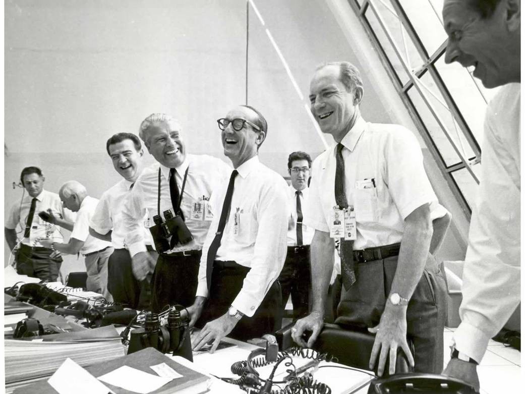 Oficiais da missão Apollo 11 relaxam no Centro de Controle de Lançamento após o lançamento bem-sucedido da Apollo 11 (Foto: NASA)