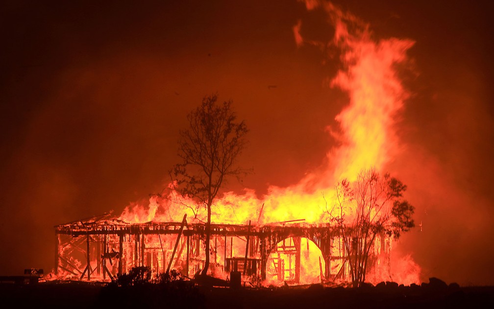 Chamas destroem completamente o Round Barn, construído em 1899 e ponto turístico de Santa Rosa, Califórnia, em foto de 9 de outubro (Foto: Kent Porter/The Press Democrat via AP)